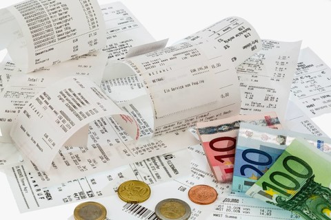 Calculator, receipts and money, symbolic photo for savings, purchasing power and inflation