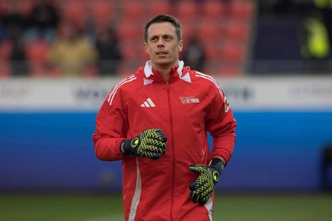 Football match, Goalkeeper Alexander SCHWOLOW 1.FC Union Berlin warming up in front of the match,