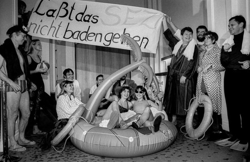 Germany, Berlin, 24.11.1994, Action by Bündnis 90 / The Greens in the Prussian Parliament in Berlin