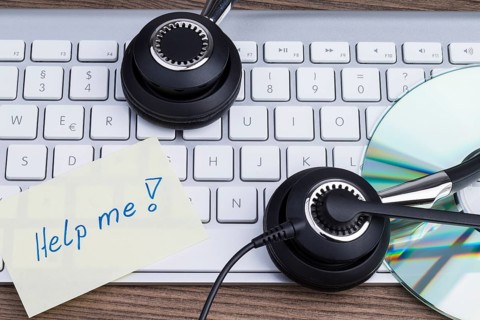 On shows a keyboard, CD, USB memory stick and headphones