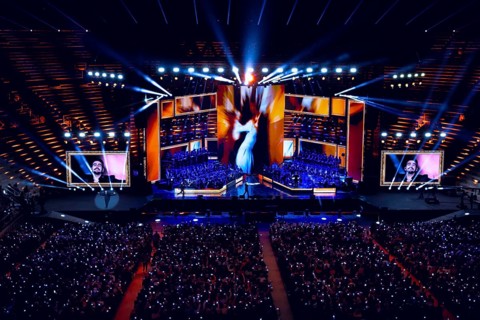 Large concert stage with spectacular lights and an enthusiastic audience, Il Volo concert, Arena di