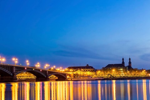 Die Skyline von Mainz zur blauen Stunde mit der Theodor-Heuss-Brücke über den Rhein