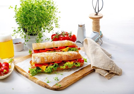 Crispy baguette with bacon, tomatoes and cheese