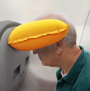 Traveller trims his head in a neck pillow