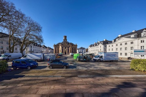 Ludwigskirche, weekly market market, historical buildings, residential buildings, car park with