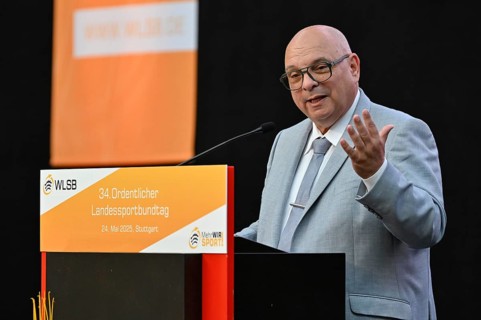 Jürgen Scholz, President of the Baden-Württemberg State Sports Association, at the lectern,