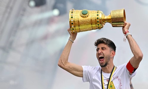 Captain Atakan Karazor VfB Stuttgart (16) with trophy, jubilation joy emotion VfB Stuttgart victory