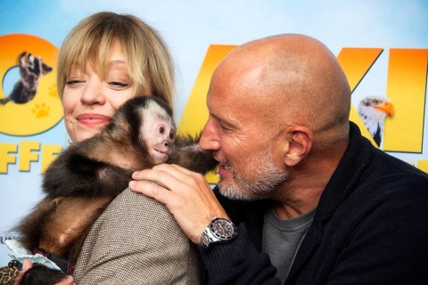 Benno Fürmann, Heike Makatsch, with the monkey, AKIKO DER FLIEGENDE AFFE (cinema release: 05.06
