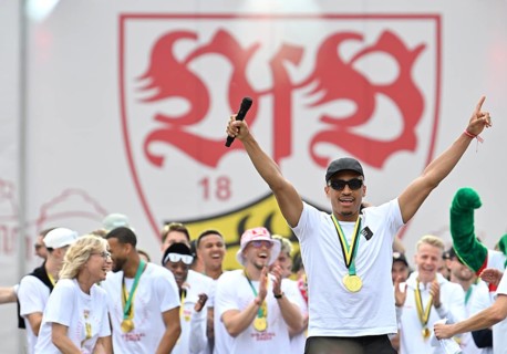 Coach Sebastian Hoeneß VfB Stuttgart captain Atakan Karazor VfB Stuttgart (16) with trophy,