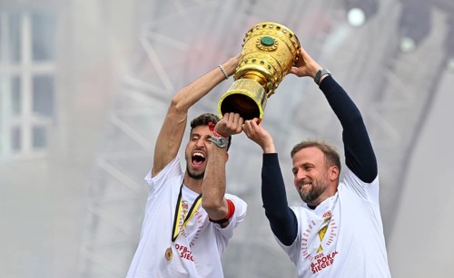 Coach Sebastian Hoeneß VfB Stuttgart captain Atakan Karazor VfB Stuttgart (16) with trophy,