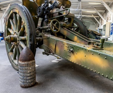 Interior photo, drill hall, exhibition with historical cannons, Berlin Spandau Citadel, Berlin,
