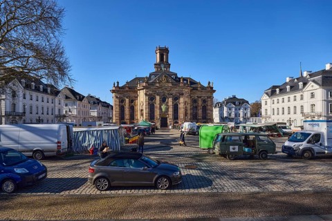 Ludwigskirche, weekly market market, historical buildings, residential buildings, parking lane with