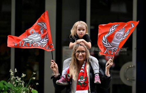 Woman, blonde, with girl, blonde, 4 years, sitting on shoulders, waving flags, flags of VfB
