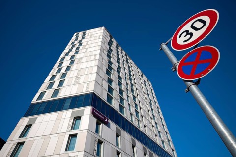 Exterior view Adina Apartment Hotel, Hotel Premier Inn, traffic sign, 30 km/h, traffic-calmed, 30