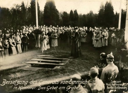 Funeral of General von Emmich in Hanover. The prayer at the grave, 1914 - 1918, 1st World War,
