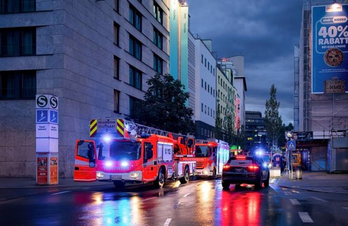 Night shot, blue light, large-scale deployment of the Stuttgart fire brigade due to an emergency