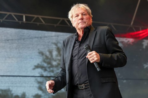 Bernhard Brink receives the lifetime achievement award at the Schlager Radio Festival in Neuruppin