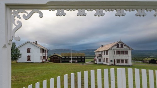 View through a white entrance gate, Fokstugu farm, Fjellstue, pilgrim accommodation, mountain hut,