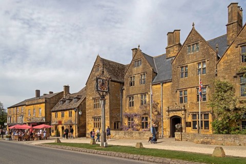Honey-coloured houses, restaurant The Lygon Arms, Broadway, Worcestershire, The Cotswolds, England,