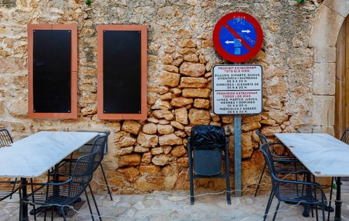 Outdoor seating, catering in the old town of Santanyi, Majorca, Balearic Islands, Spain, Europe
