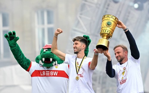 Coach Sebastian Hoeneß VfB Stuttgart captain Atakan Karazor VfB Stuttgart (16) mascot Fritzle with