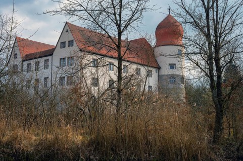 Moated castle, originally a manor house, converted into a Renaissance castle between 1612 and 1618,