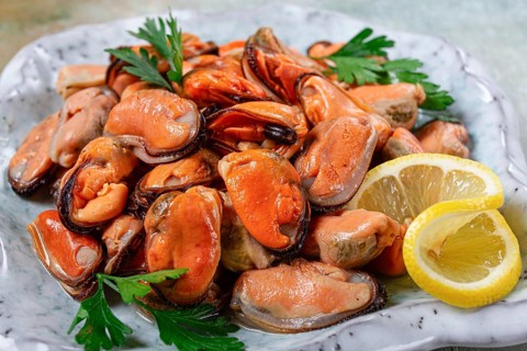 Mussels no shell, boiled, mussels, peeled, in a bowl, with lemon and parsley, Chilean mussels, top
