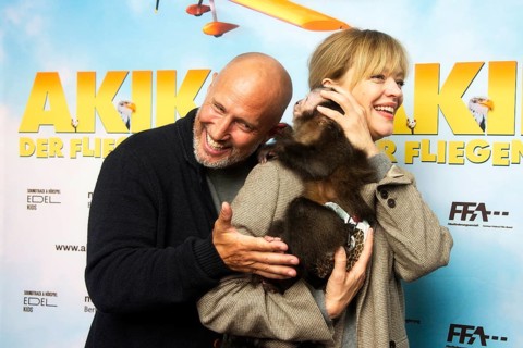 Benno Fürmann, Heike Makatsch, with the monkey, AKIKO DER FLIEGENDE AFFE (cinema release: 05.06