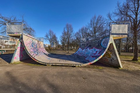 Halfpipe, skatepark, graffiti, park, trees, blue sky, cloudless, Bürgerpark Hafeninsel,