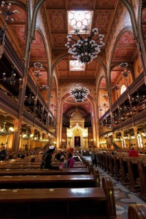 Artfully decorated interior with Torah shrine, visitors, Great Synagogue, Nagy Zsinagóga, Dohány