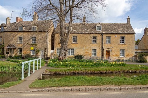 Honey-coloured houses, bridge, River Eye, Lower Slaughter, The Cotswolds, Gloucestershire, England,