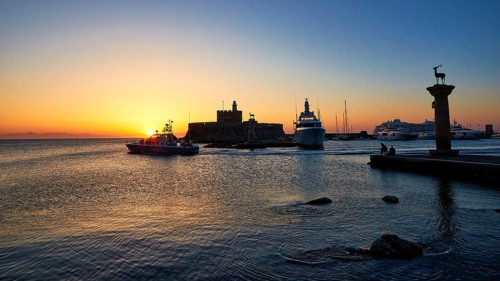 Sunrise in the harbour with boats and an impressive fortress silhouette, Sunrise, Dawn, Fort of
