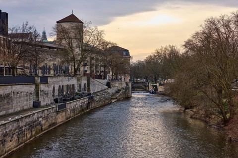 Begin defence tower, city fortification, city wall, defence tower, river Leine, bare wintry trees,
