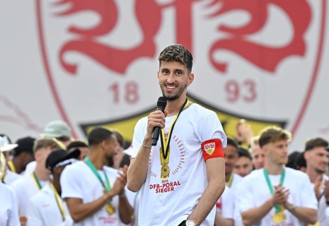 Captain Atakan Karazor VfB Stuttgart (16) with microphone, victory celebration, VfB Stuttgart team