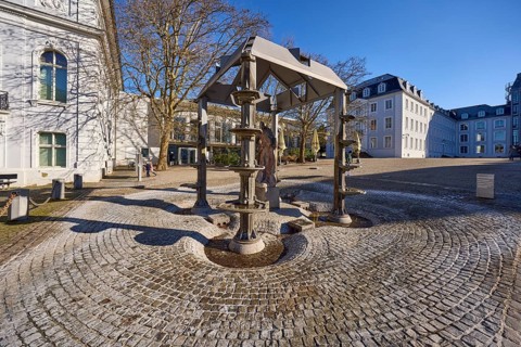 Fountain, sculptor Gottfried Leo Böhm, trees, square, cobblestones, Saarbrücken Castle, blue sky,