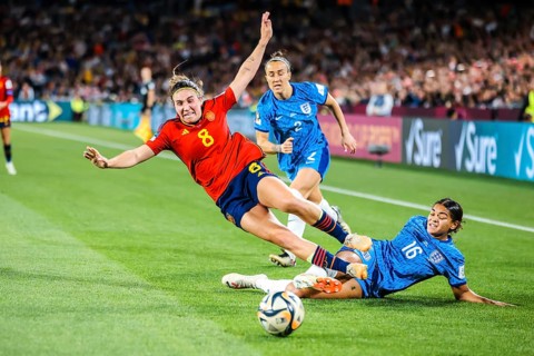 SYDNEY, AUSTRALIA, AUGUST 20: Mariona CALDENTEY of Spain goes down from a heavy challenge from