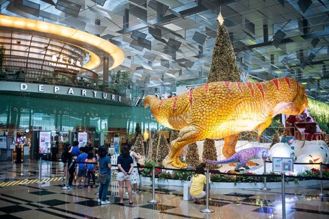 08.12.2020, Singapore, Republic of Singapore, Asia, dinosaurs, a sleigh and a Christmas tree serve