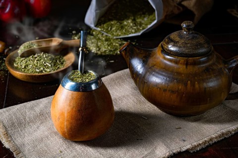 Prepare yerba mate with calabash and bombilla