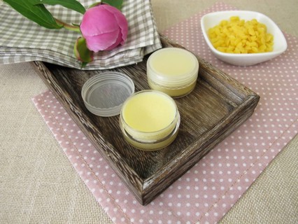 Homemade lip balm with beeswax