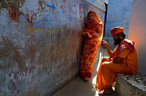 Hindu priest sitting narrow lane, Jodhpur, Rajasthan, India, Asia