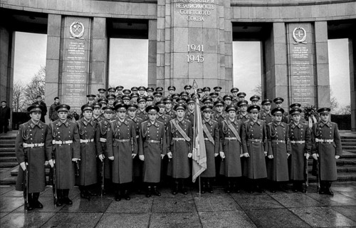 Germany, Berlin, 22.12.1990, Removal of the Soviet guard of honour from the memorial in Tiergarten,