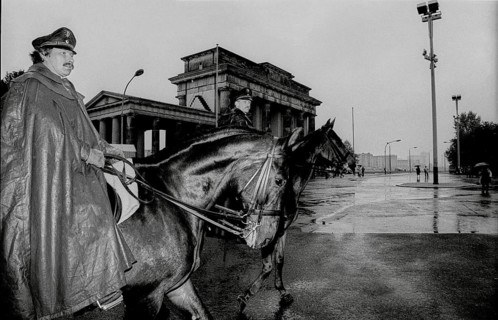 Germany, Berlin, 01.05.1991, Mounted police in front of the Brandenburg Tor, Europe
