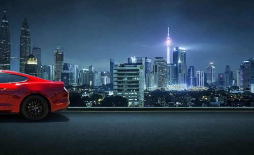 Sportwagen auf der Straßenseite mit Nacht Himmel Stadtlandschaft Hintergrund geparkt