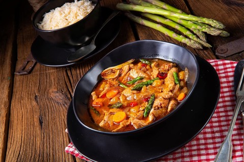 Colourful turkey fricassee with asparagus and peppers
