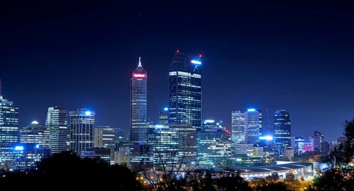 Skyline von Perth vom Kings Park mit Blick auf den John Oldany Park in der Nacht