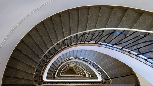 A spiral staircase with metal railings that displays impressive symmetry in the Altstadt-Lehe