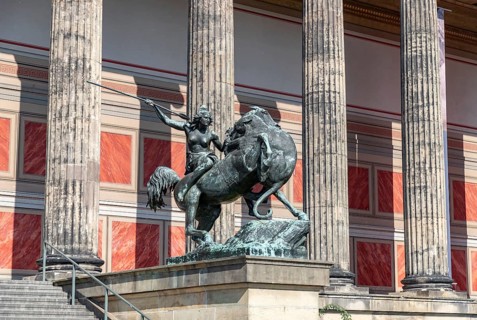 A picture of the Amazon on Horseback statue in front of the Altes Museum. Created in 1841 by August