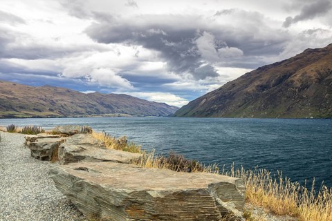 An image of the lake Wakatipu in south New Zealand