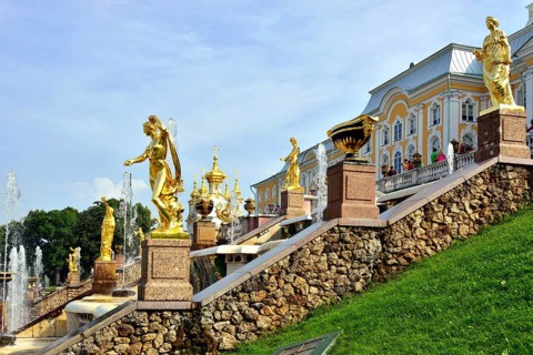 The Grand Cascade, palace and Samson Fountain in Peterhof, St-Petersburg, Russia, Europe