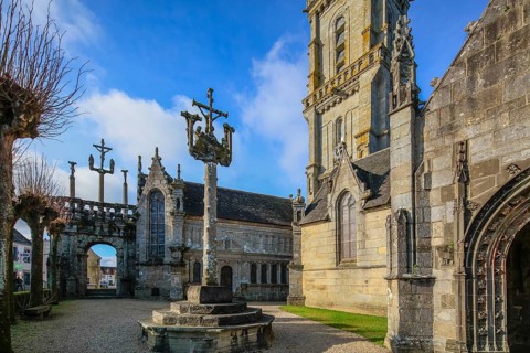 Triumphal arch, ossuary and Calvary, Enclos paroissial enclosure, Eglise Notre-Dame de
